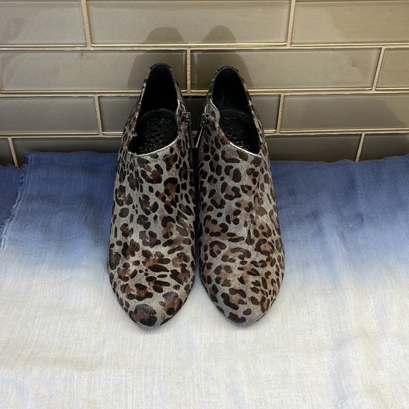 Vince Camuto Animal Print Calf hair Booties Sz 8 - Picture 1 of 13